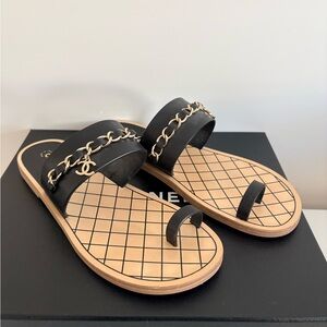CHANEL Black Leather Chain-Trim Toe-Ring Slide Sandals- 38